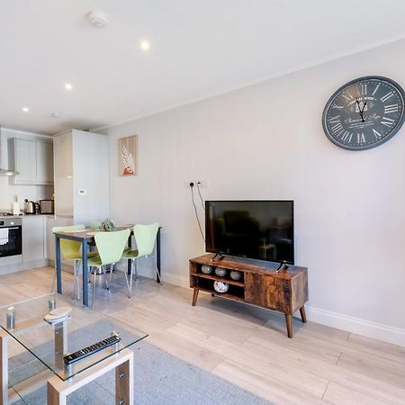2 Bedroom Penthouse With Parking High Wycombe By 360Stays Exterior photo