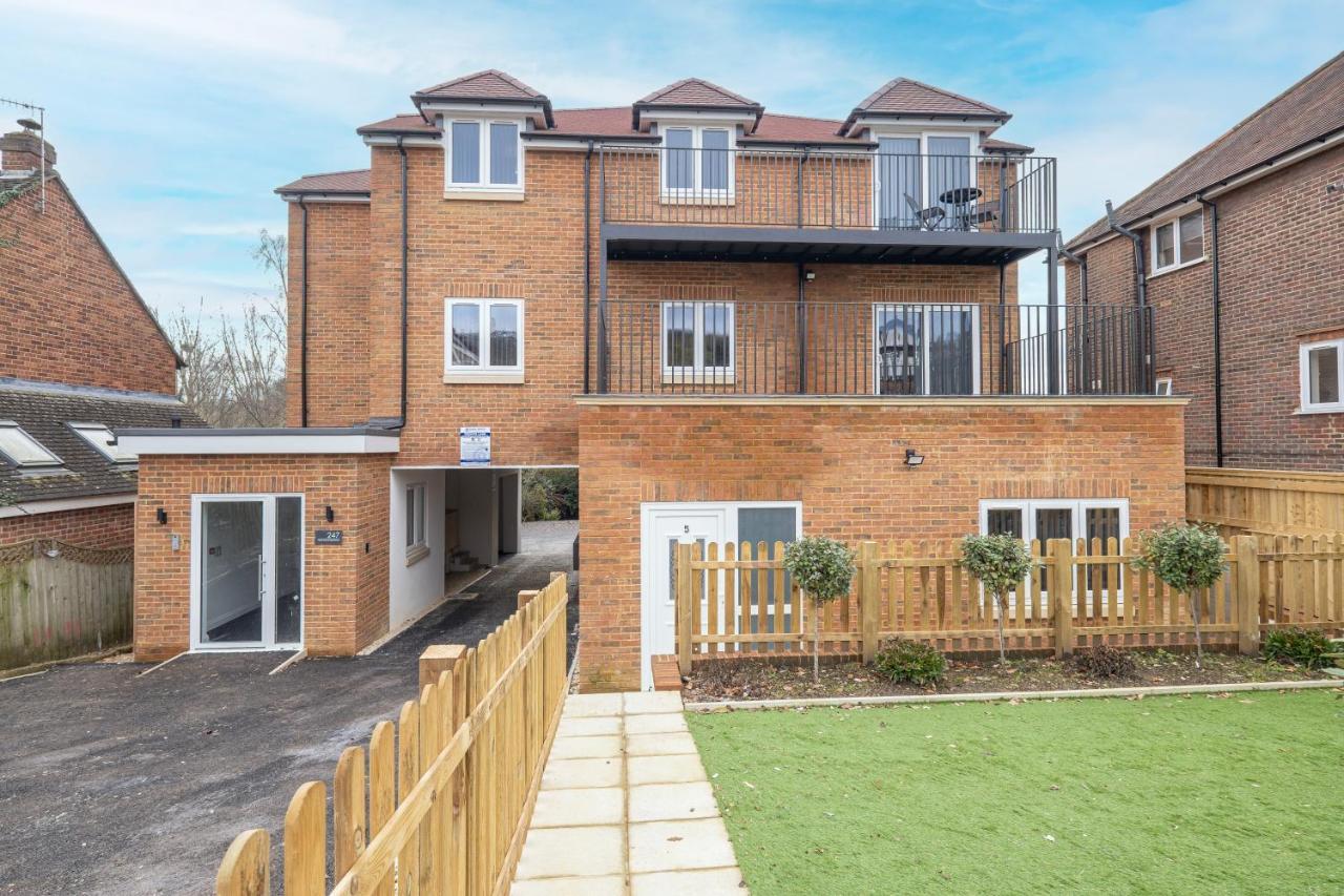 2 Bedroom Penthouse With Parking High Wycombe By 360Stays Exterior photo