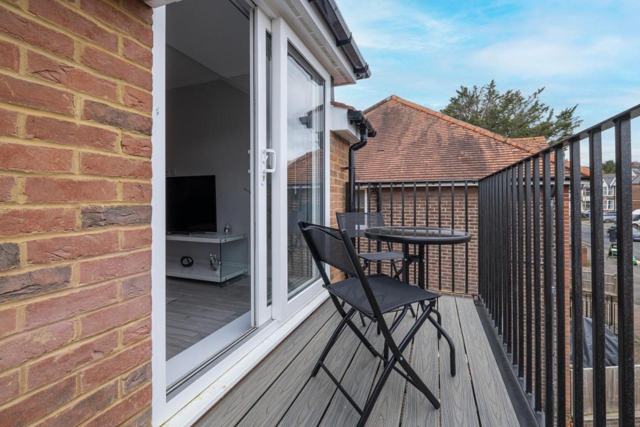 2 Bedroom Penthouse With Parking High Wycombe By 360Stays Exterior photo