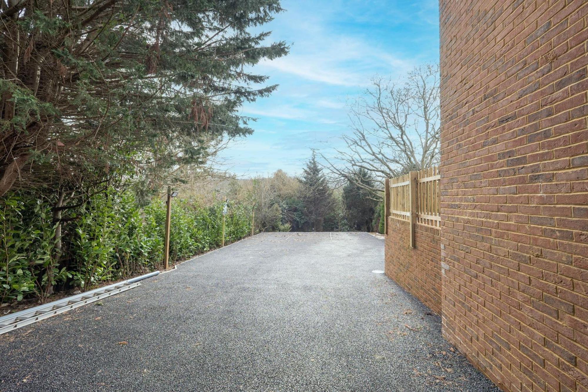 2 Bedroom Penthouse With Parking High Wycombe By 360Stays Exterior photo