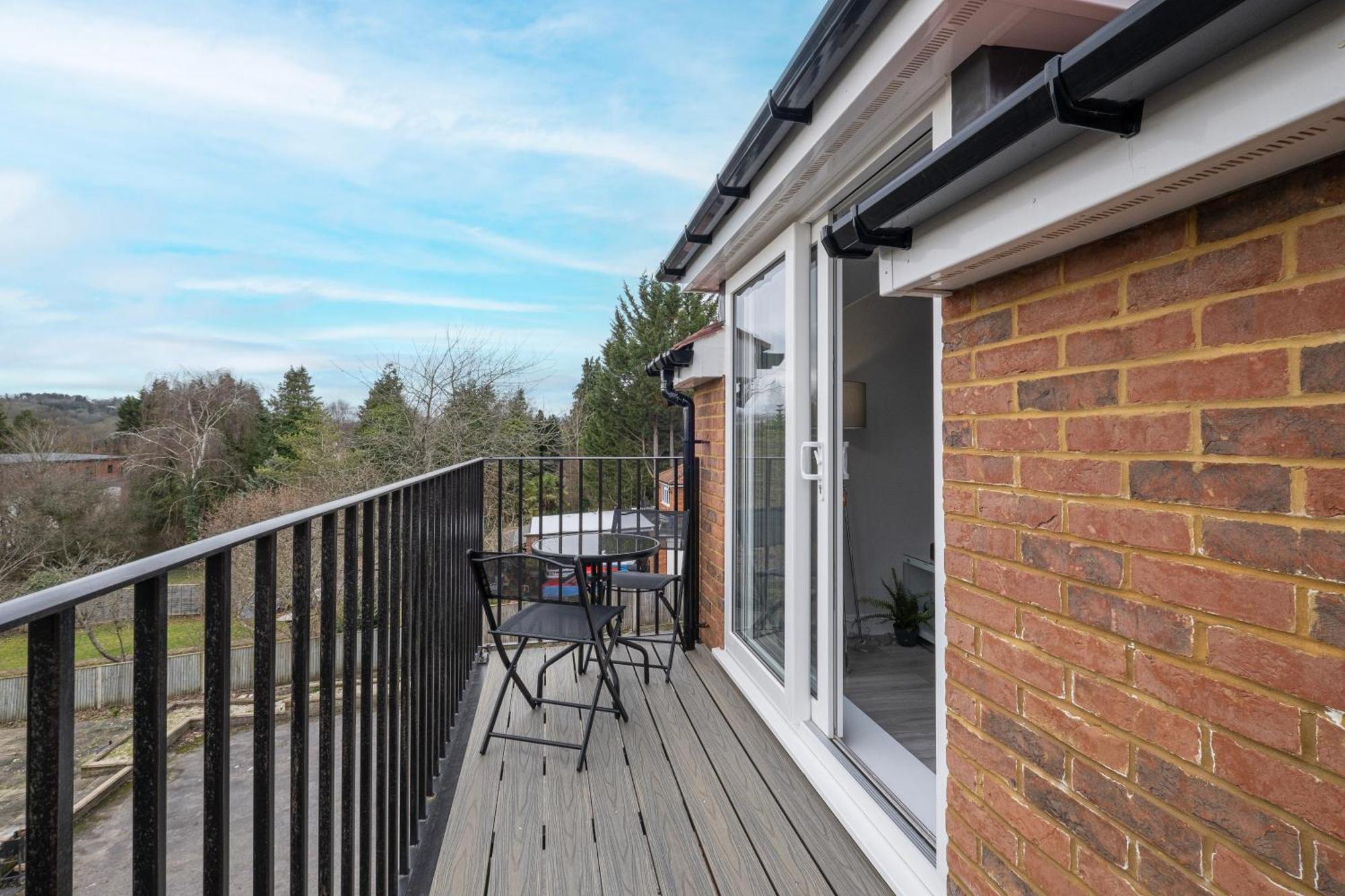 2 Bedroom Penthouse With Parking High Wycombe By 360Stays Exterior photo