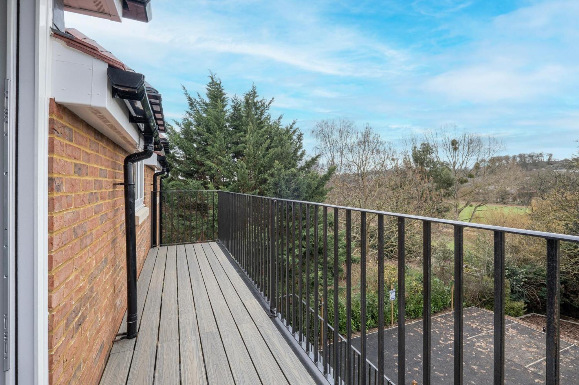 2 Bedroom Penthouse With Parking High Wycombe By 360Stays Exterior photo