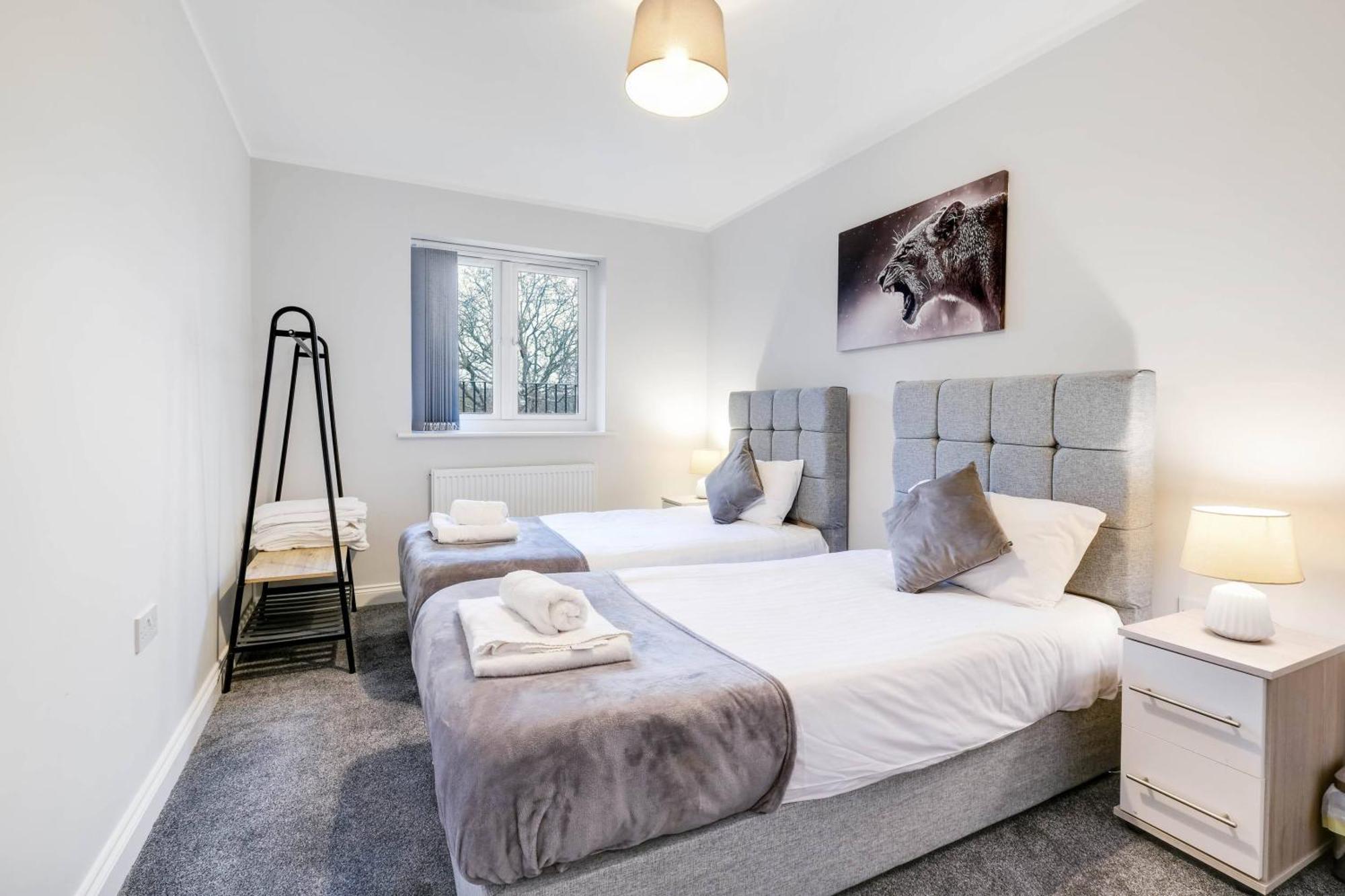 2 Bedroom Penthouse With Parking High Wycombe By 360Stays Exterior photo
