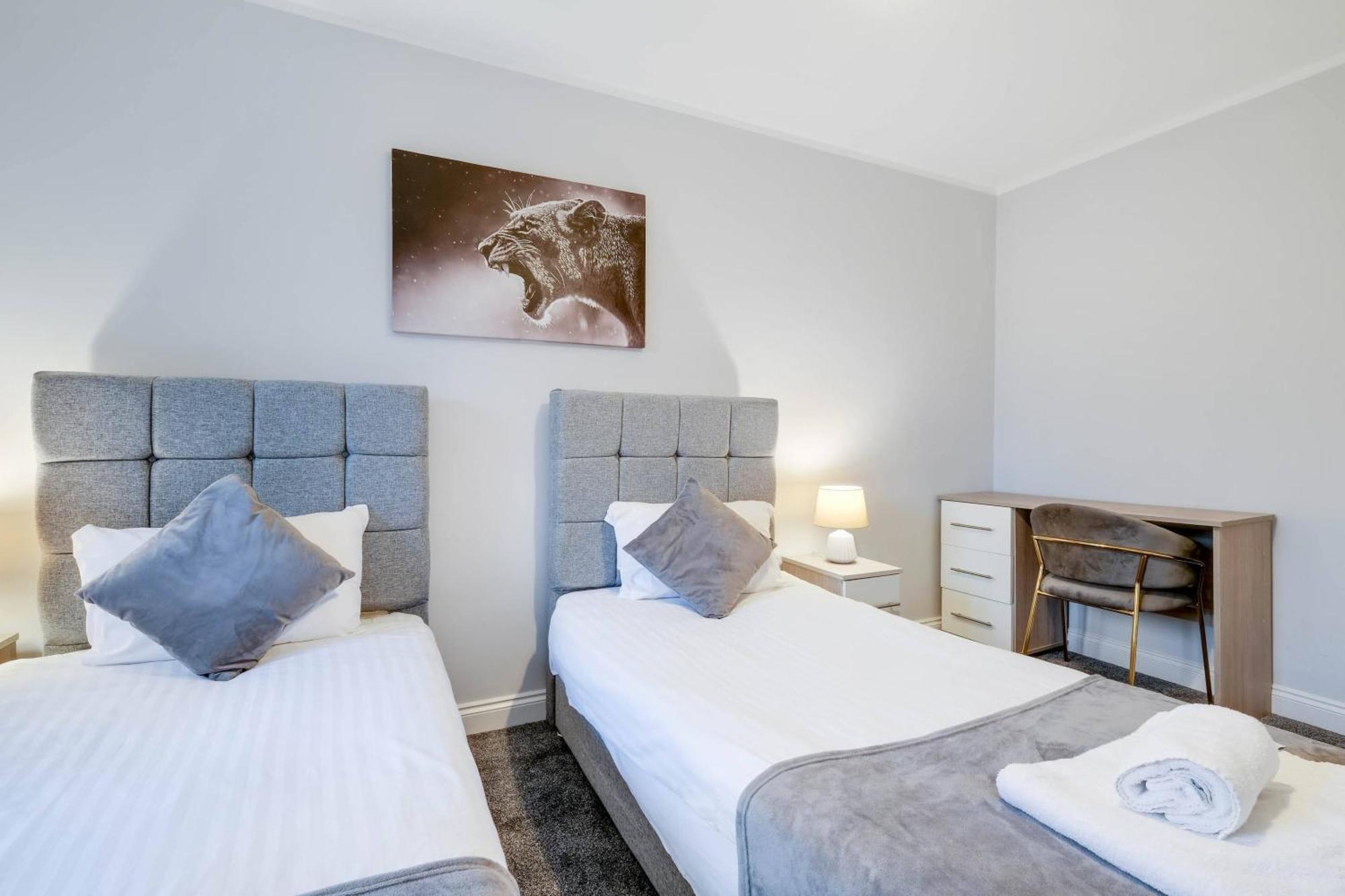 2 Bedroom Penthouse With Parking High Wycombe By 360Stays Exterior photo