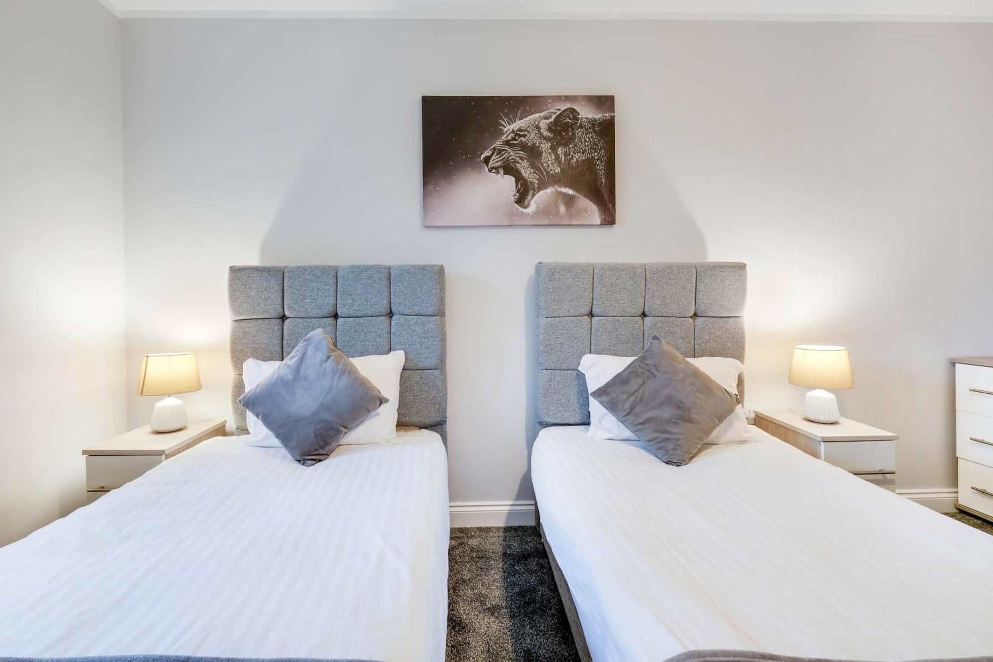 2 Bedroom Penthouse With Parking High Wycombe By 360Stays Exterior photo