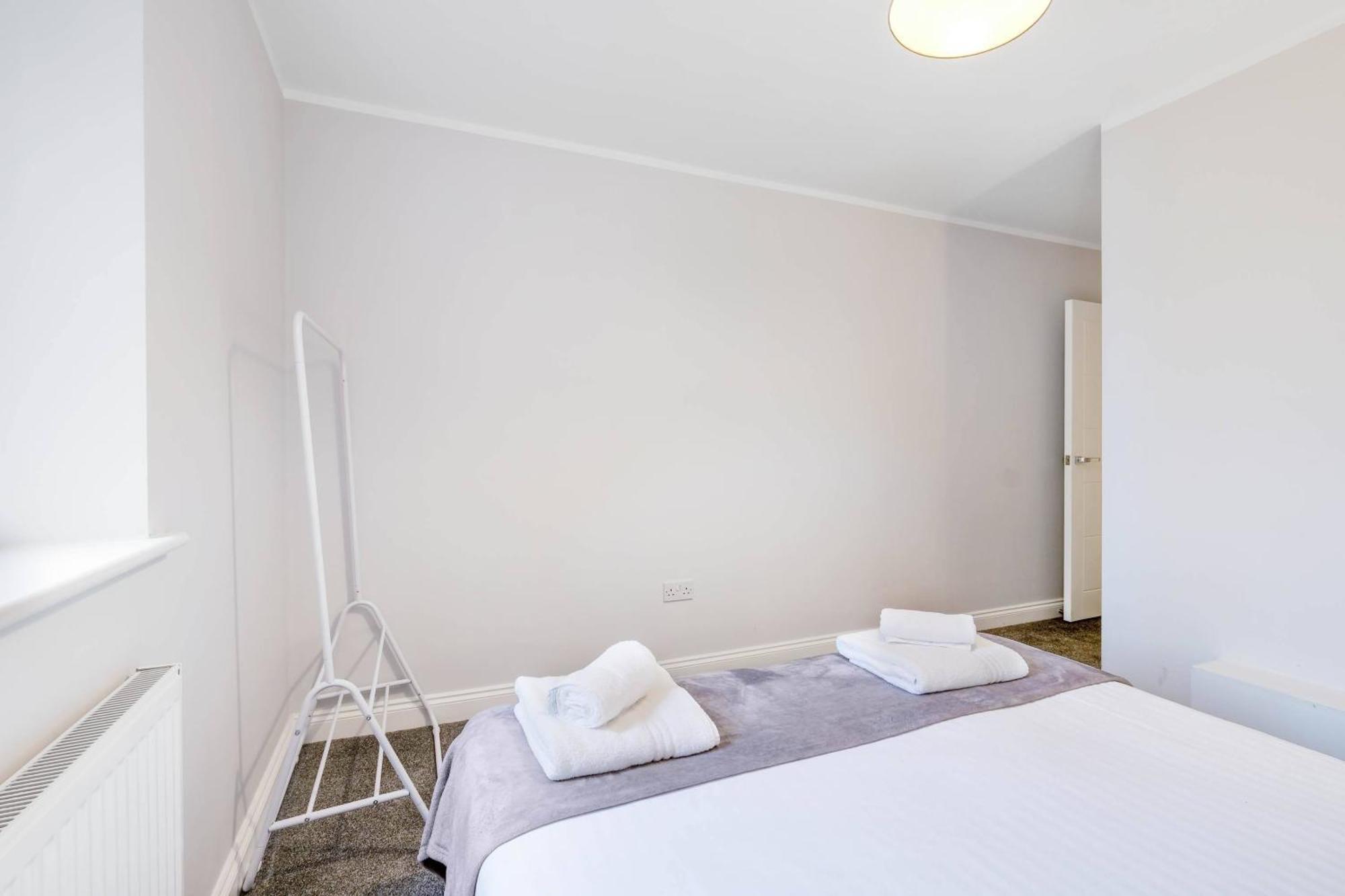 2 Bedroom Penthouse With Parking High Wycombe By 360Stays Exterior photo