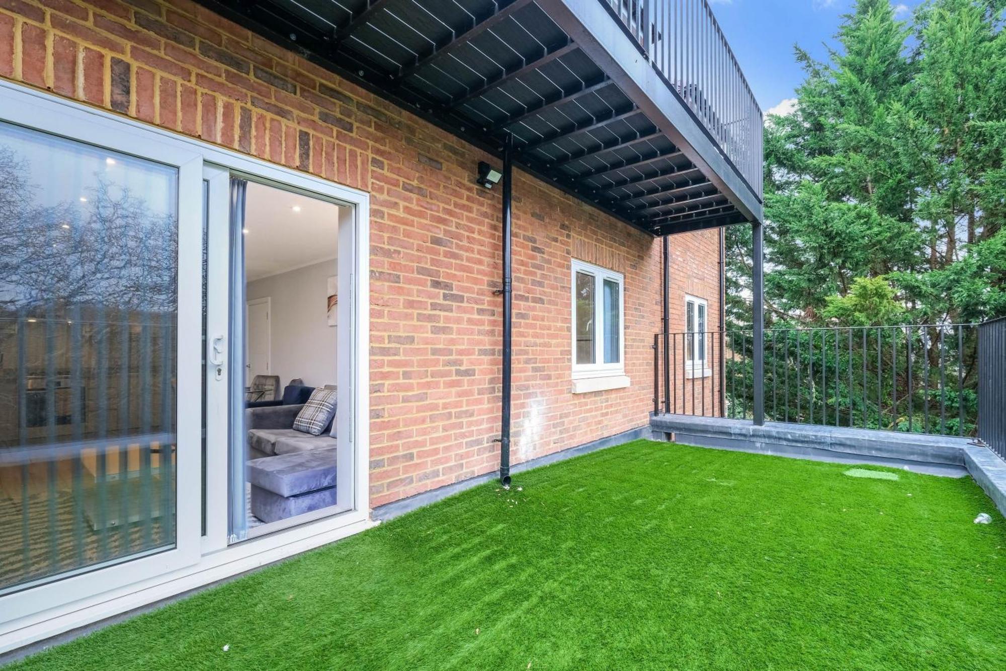 2 Bedroom Penthouse With Parking High Wycombe By 360Stays Exterior photo