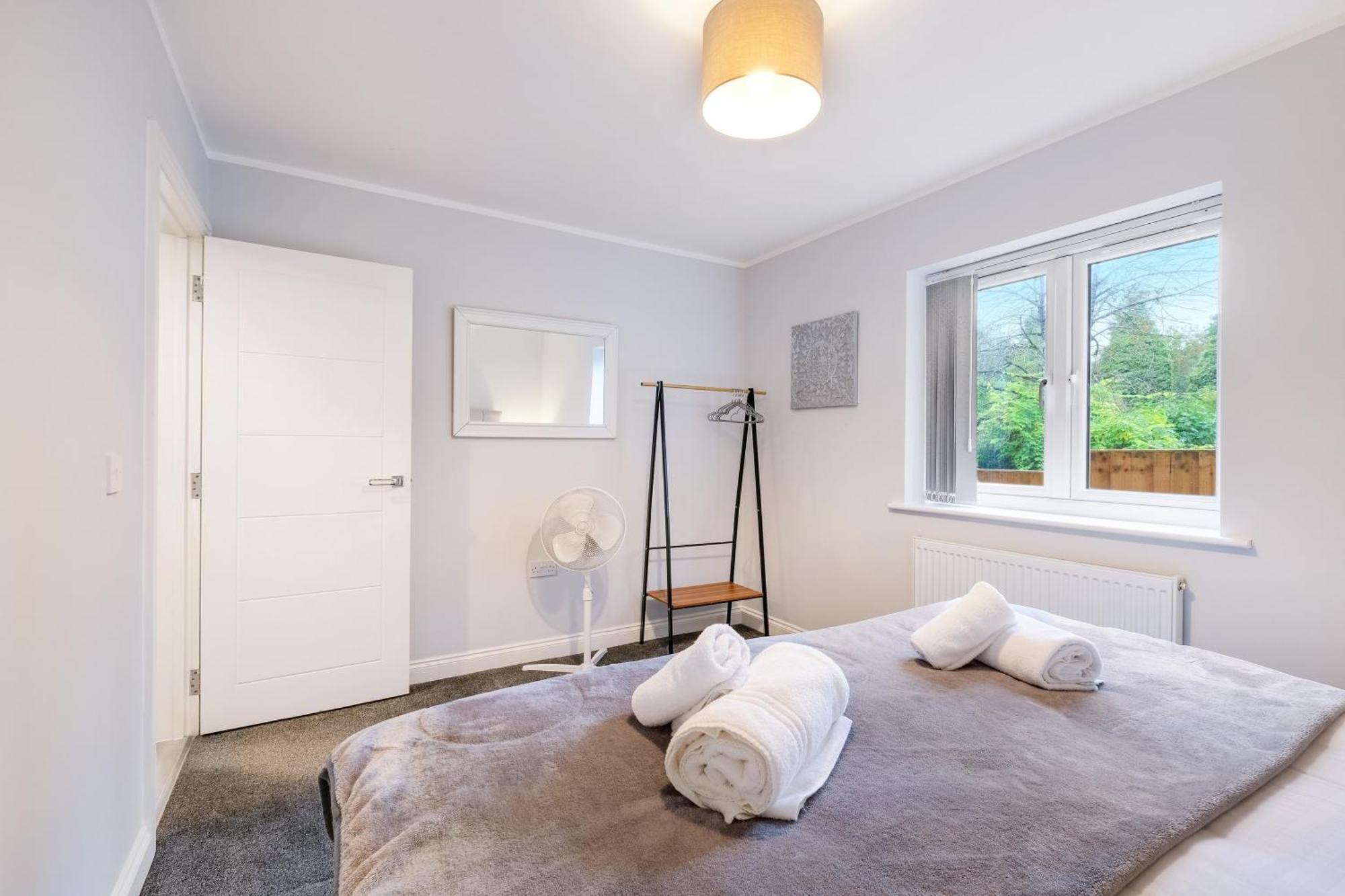 2 Bedroom Penthouse With Parking High Wycombe By 360Stays Exterior photo