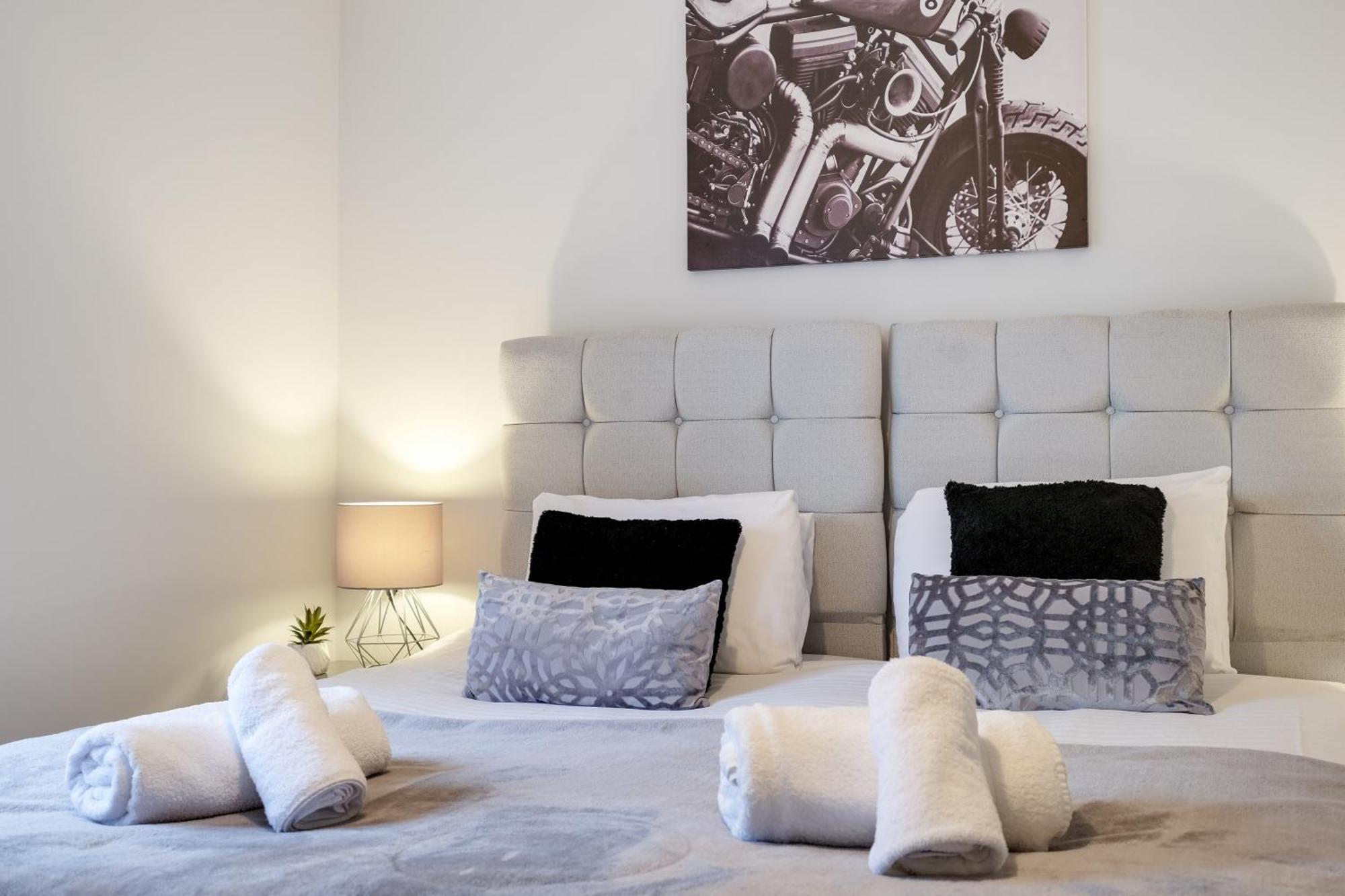 2 Bedroom Penthouse With Parking High Wycombe By 360Stays Exterior photo