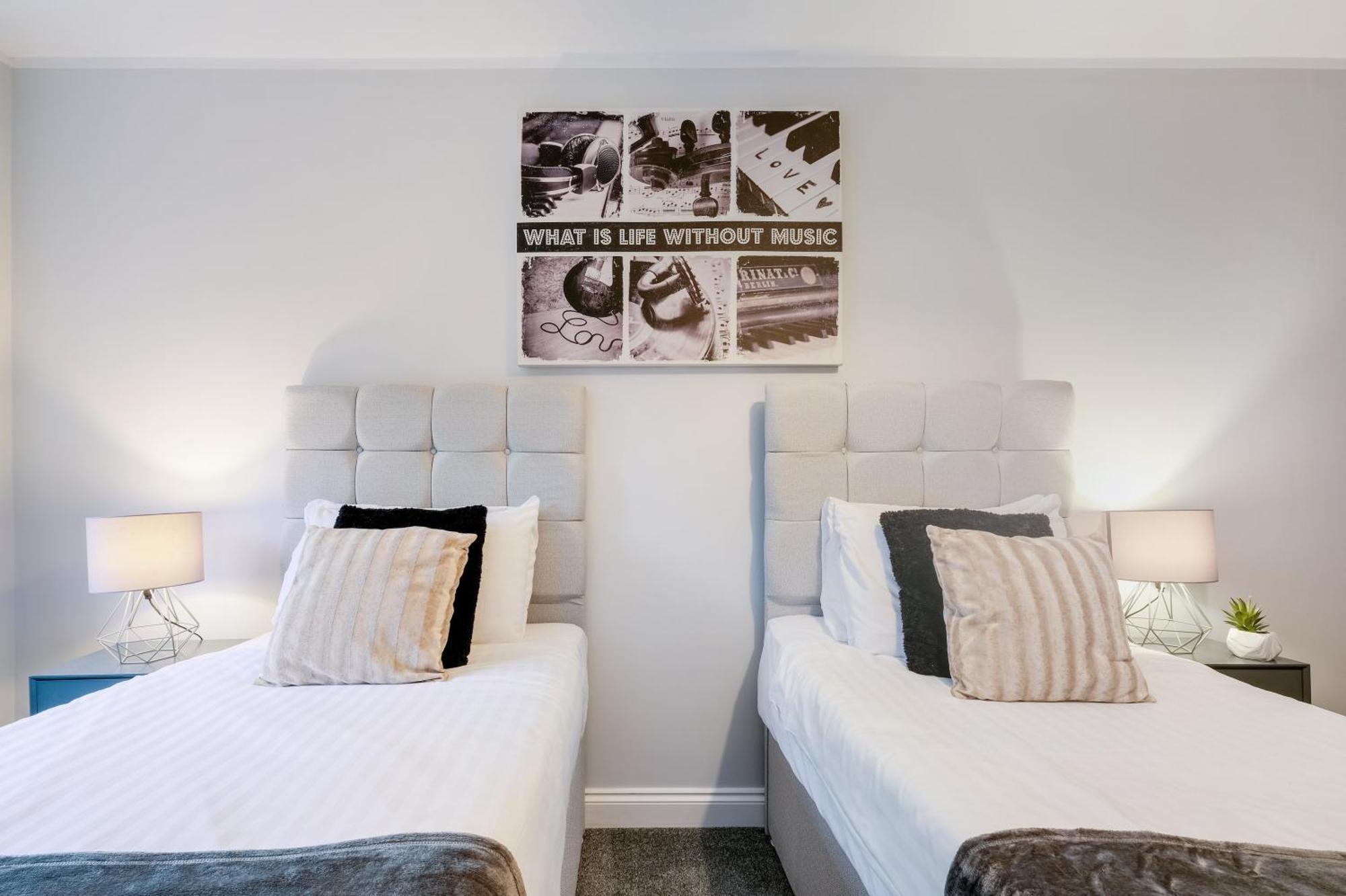 2 Bedroom Penthouse With Parking High Wycombe By 360Stays Exterior photo