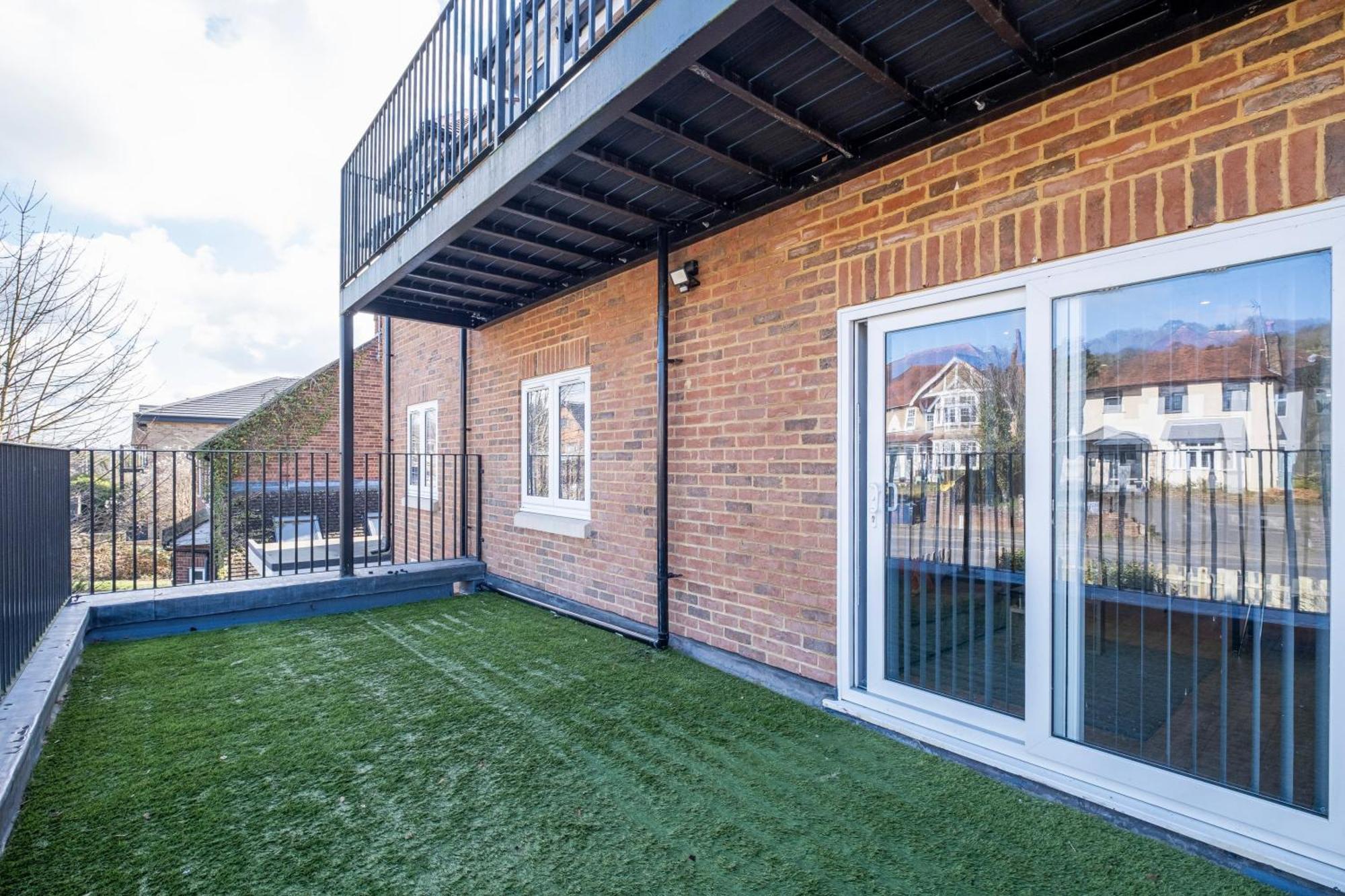 2 Bedroom Penthouse With Parking High Wycombe By 360Stays Exterior photo
