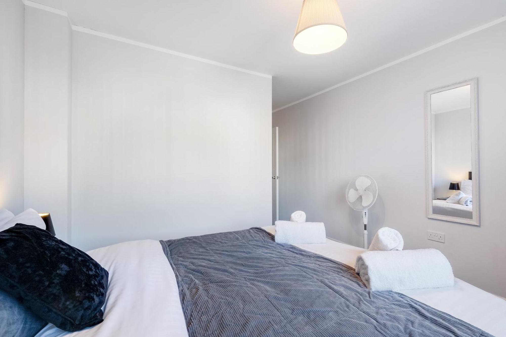 2 Bedroom Penthouse With Parking High Wycombe By 360Stays Exterior photo