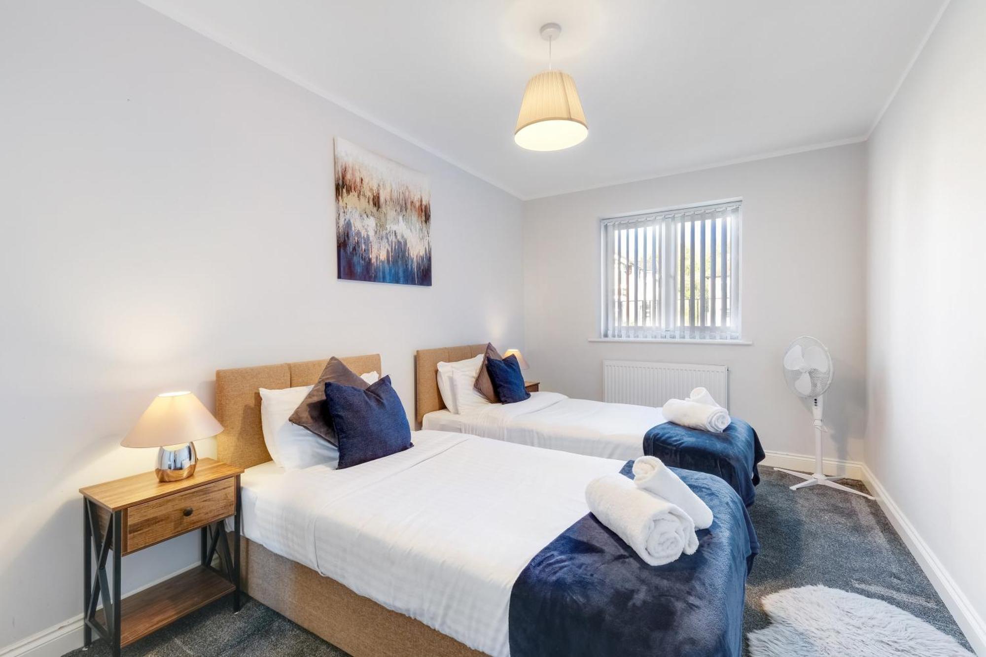 2 Bedroom Penthouse With Parking High Wycombe By 360Stays Exterior photo