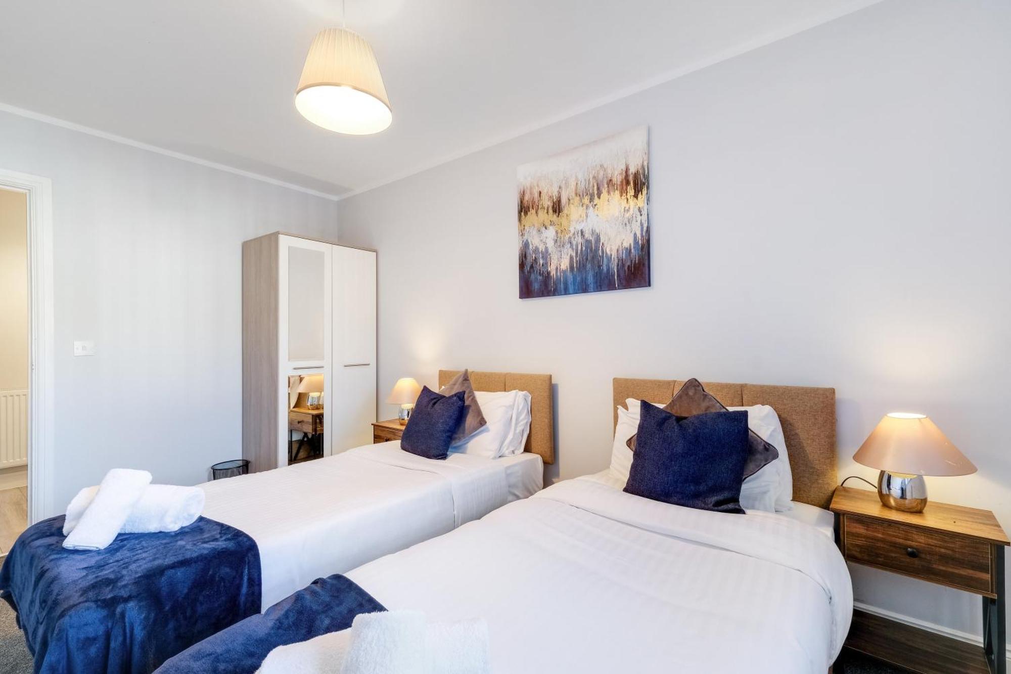 2 Bedroom Penthouse With Parking High Wycombe By 360Stays Exterior photo