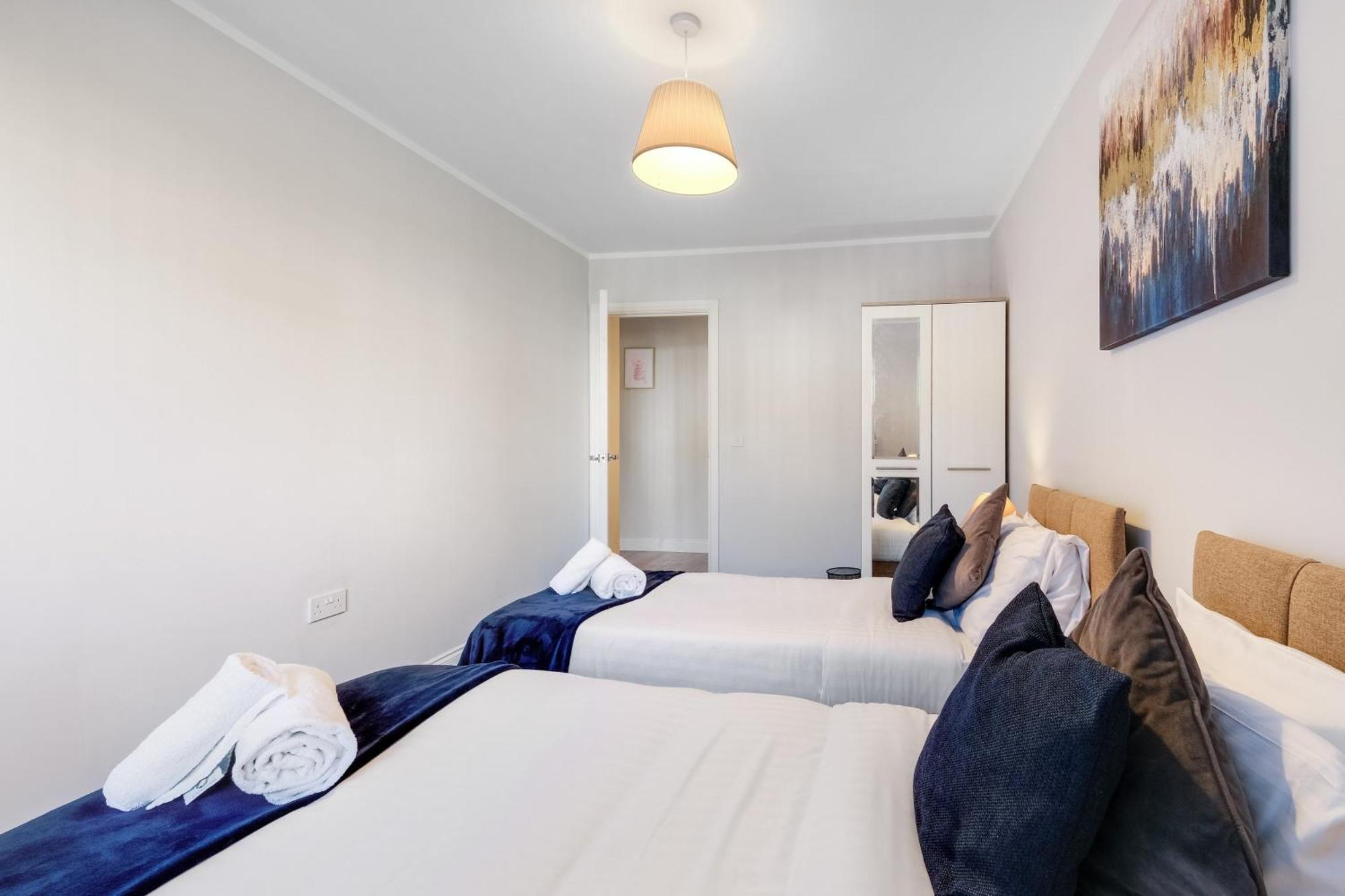 2 Bedroom Penthouse With Parking High Wycombe By 360Stays Exterior photo