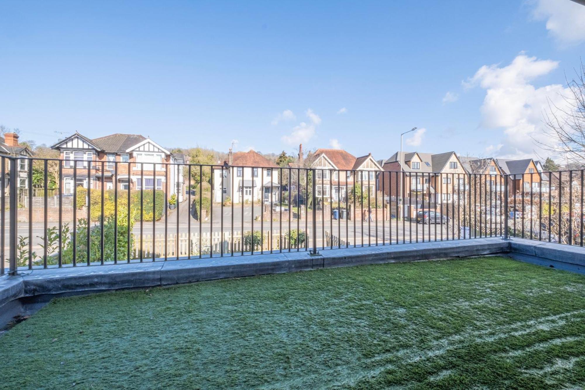 2 Bedroom Penthouse With Parking High Wycombe By 360Stays Exterior photo